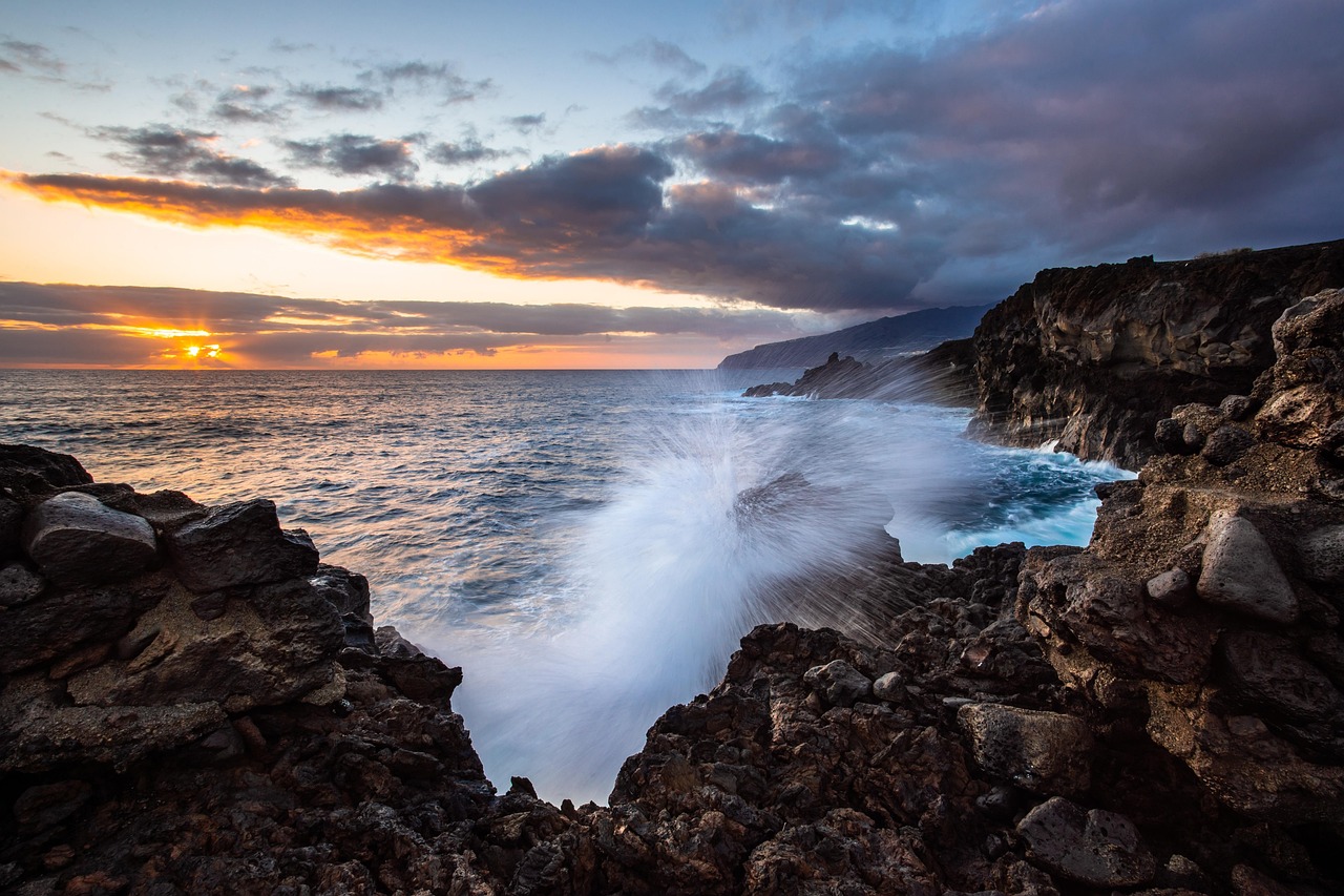 Surf, waves, sea — Which Grima Died In Katla